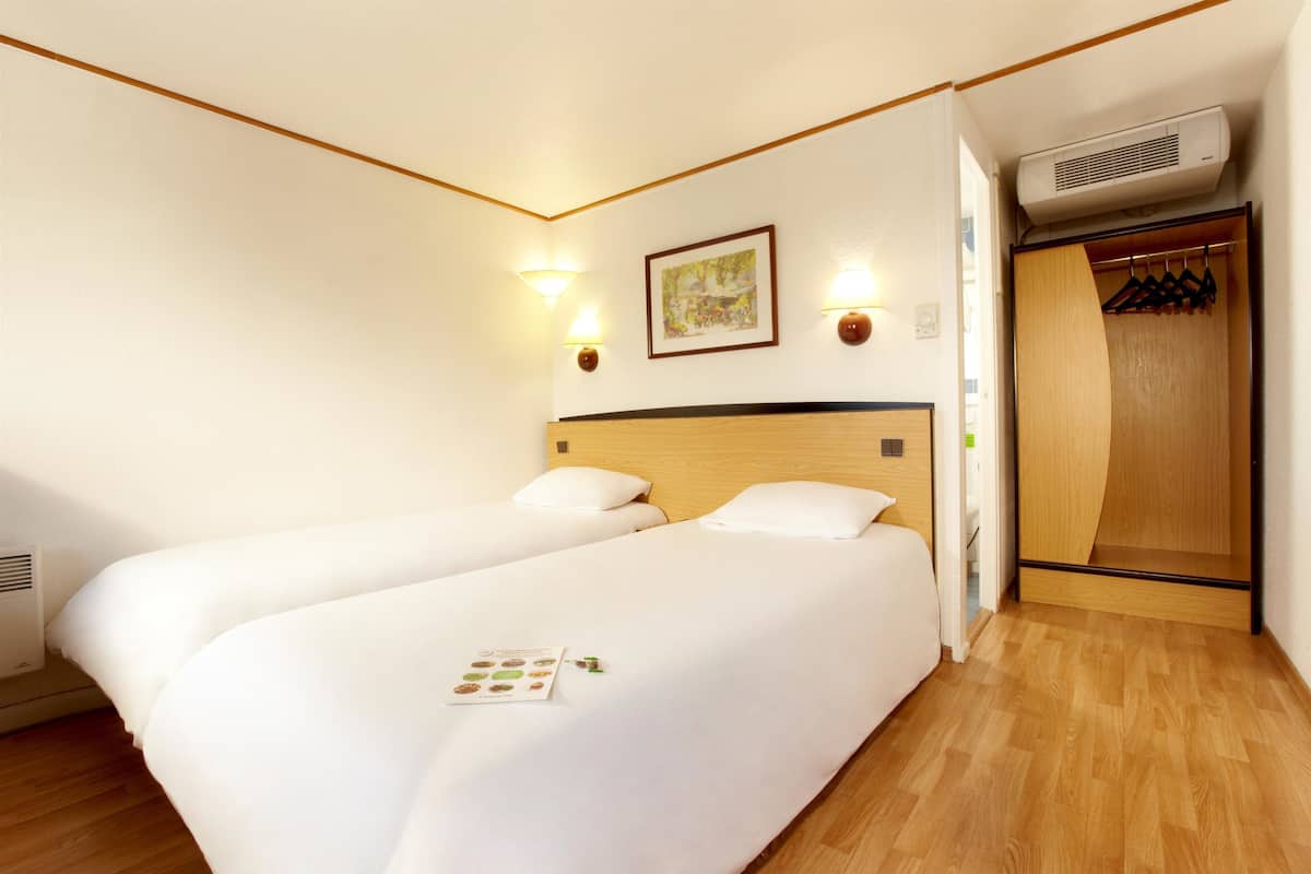 Standard Room, 2 Single Beds | Iron/ironing board, free WiFi, bed sheets