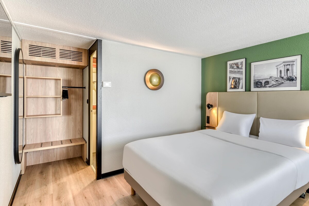 Luxe beddengoed, een bureau, verduisterende gordijnen