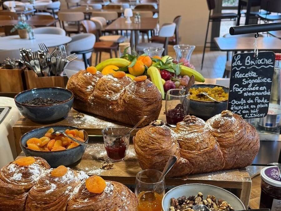 Ferdiglaget frokost hver dag (EUR 14.90 per person)