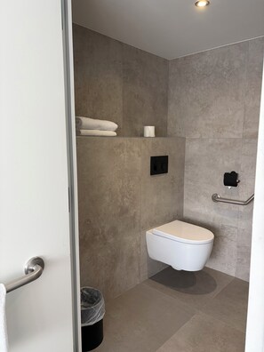 Eco-friendly toiletries, hair dryer, towels - Kyriad Direct Marseille Est - La Valentine (La Penne-sur-Huveaune)