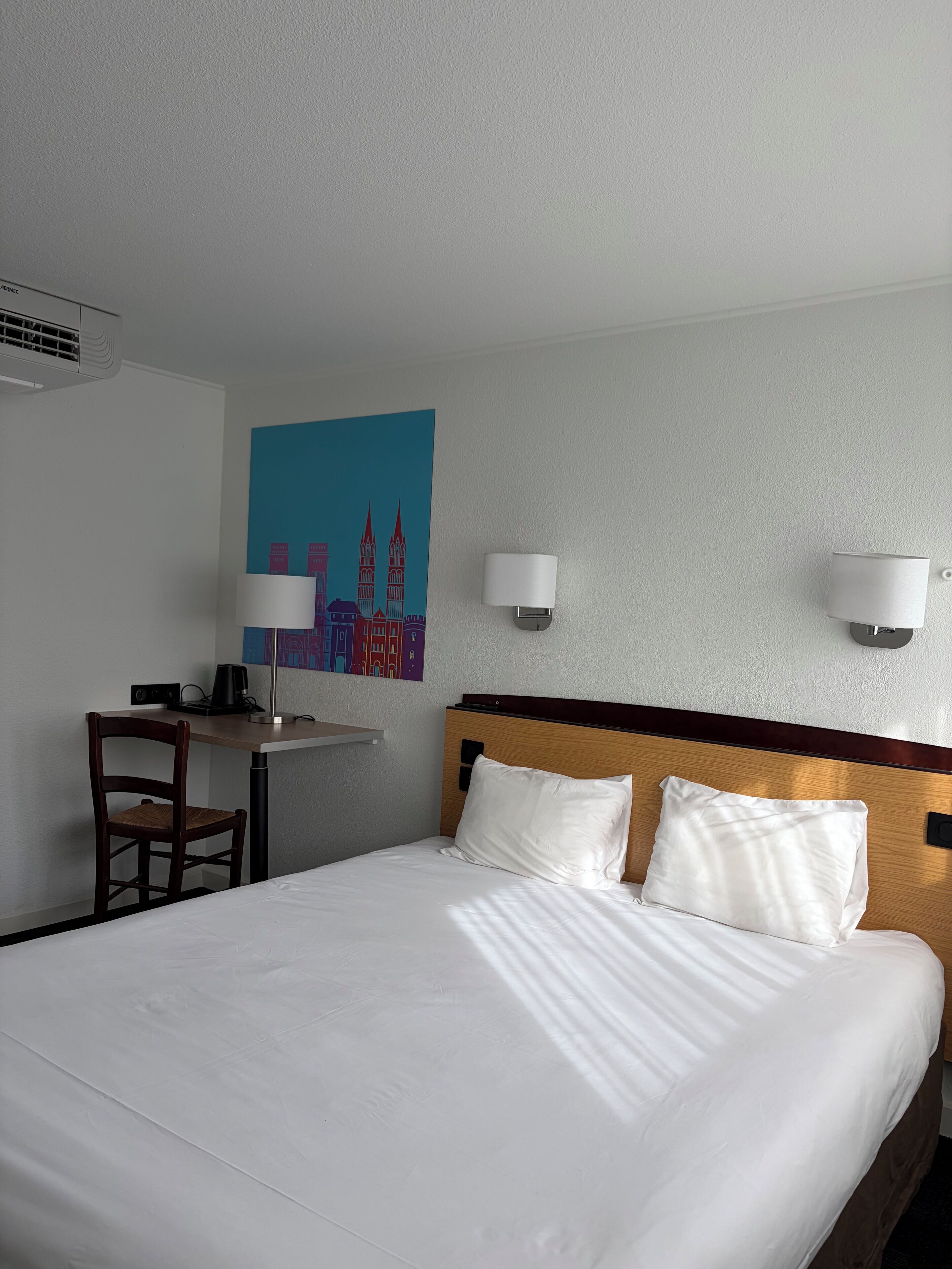 Rom – standard, 1 dobbeltseng | Sengetøy av topp kvalitet, skrivebord, lydisolert og strykejern/-brett