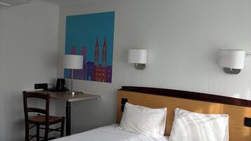 Rom – standard, 1 dobbeltseng | Sengetøy av topp kvalitet, skrivebord, lydisolert og strykejern/-brett