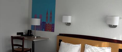 Rúmföt af bestu gerð, skrifborð, hljóðeinangrun, straujárn/strauborð