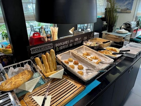 Daily buffet breakfast for a fee. Kyriad Direct Marseille Est - La Valentine