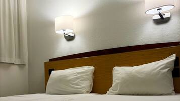 Standard Room, 2 Twin Beds | Premium bedding, desk, soundproofing, iron/ironing board