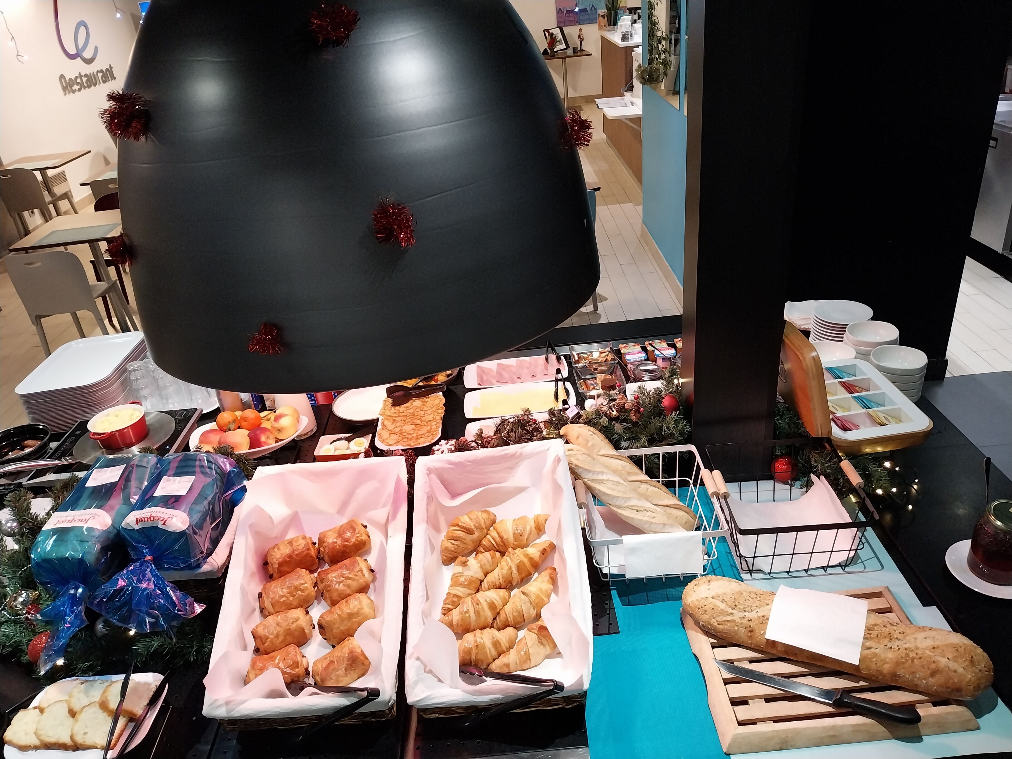 Petit déjeuner buffet (12.9 EUR par personne)