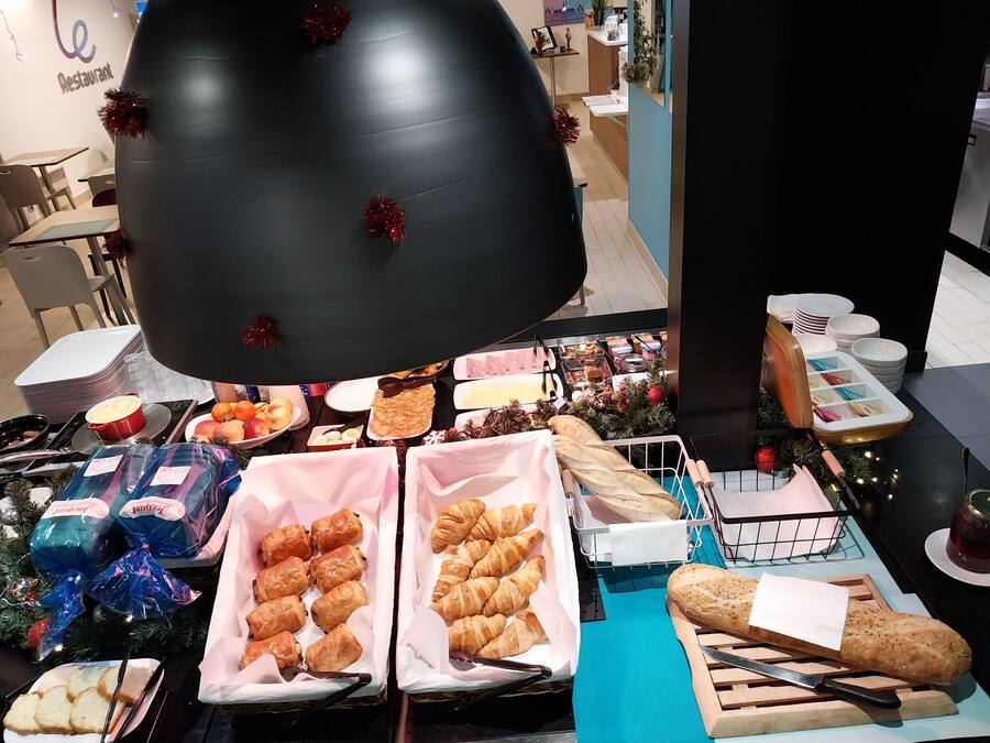 Petit déjeuner buffet (12.9 EUR par personne)