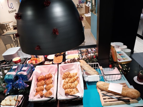 Petit déjeuner buffet (12.9 EUR par personne)