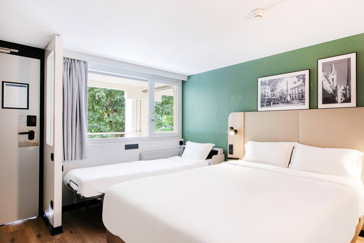 Standaard kamer, 1 queensize bed met slaapbank | Luxe beddengoed, pillowtop-bedden, een bureau, verduisterende gordijnen