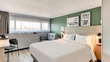 Literie de qualité supérieure, bureau, rideaux occultants