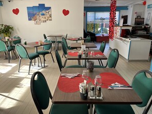 Breakfast, lunch and dinner served - Campanile NATURE - Martigues (Martigues)