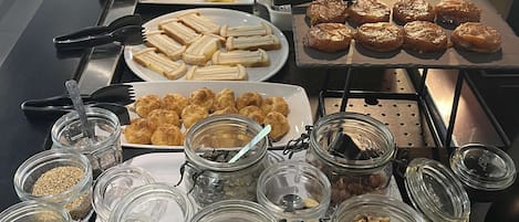 Petit déjeuner buffet servi en semaine (12.90 EUR par personne)