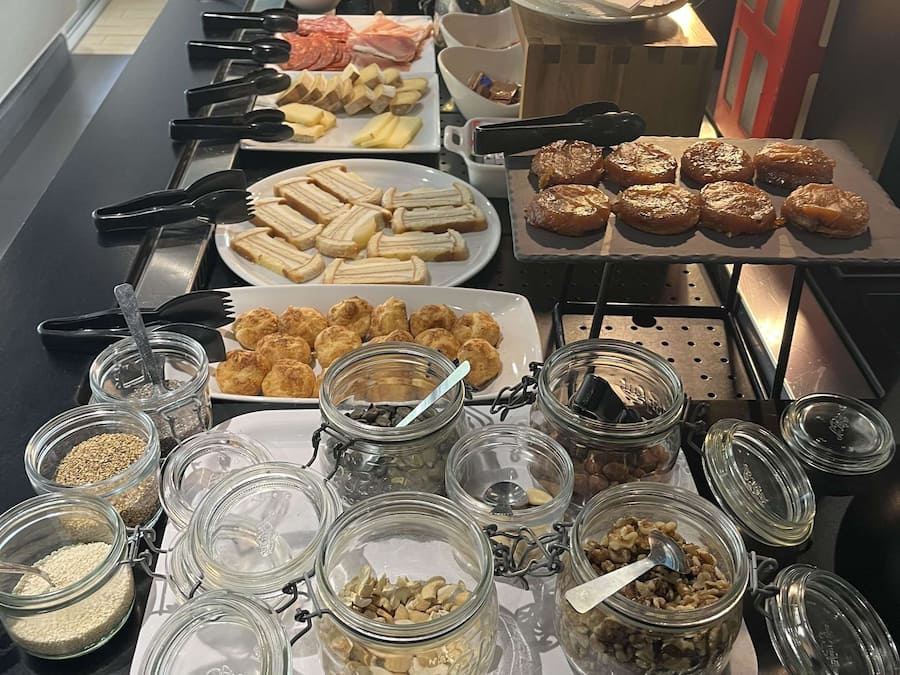 Buffet breakfast on weekdays (EUR 12.90 per person)