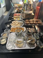 Desayuno buffet los días de semana (EUR 12.90 por persona)