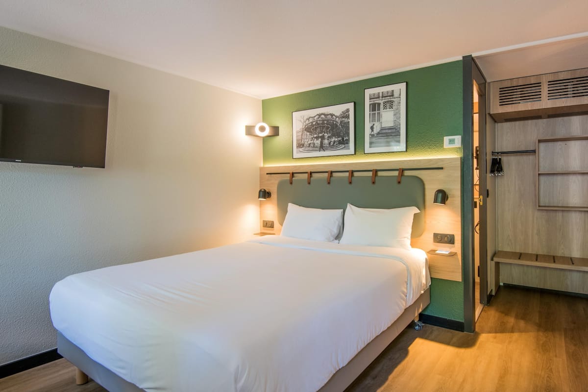 Ropa de cama de alta calidad, escritorio, cortinas opacas