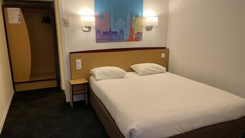 Premium bedding, desk, blackout drapes, soundproofing