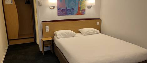 Chambre Standard, 1 lit double | Literie de qualitĂ©, bureau, rideaux dâobscurcissement