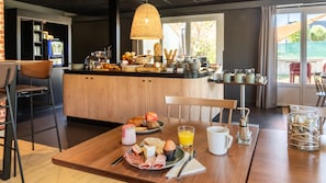 Buffet breakfast for a fee on weekdays