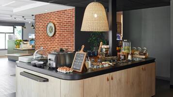 Petit déjeuner buffet servi en supplément en semaine