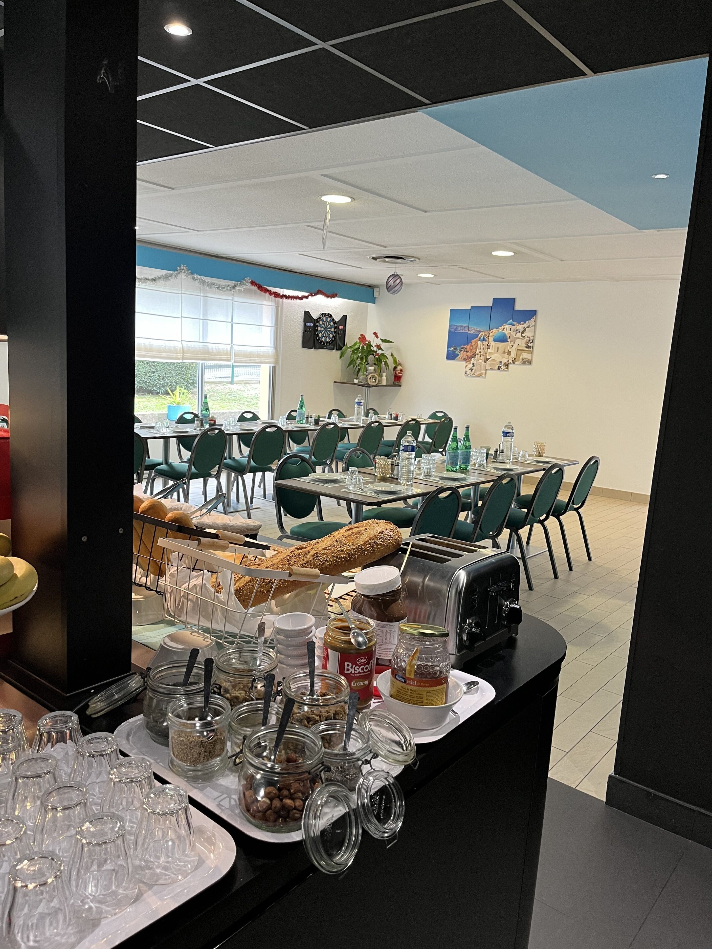 Breakfast, lunch and dinner served