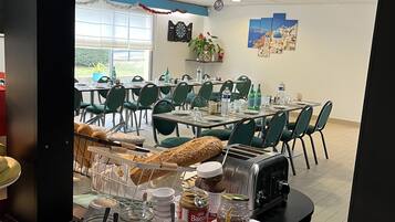 Breakfast, lunch and dinner served