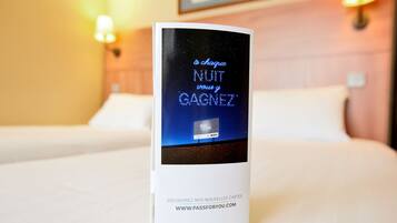Roupas de cama premium, escrivaninha, cortinas blackout