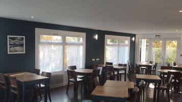 Sarapan bufet setiap hari (EUR 11.90 seorang)