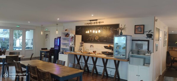 Desayuno buffet diario (EUR 11.90 por persona)