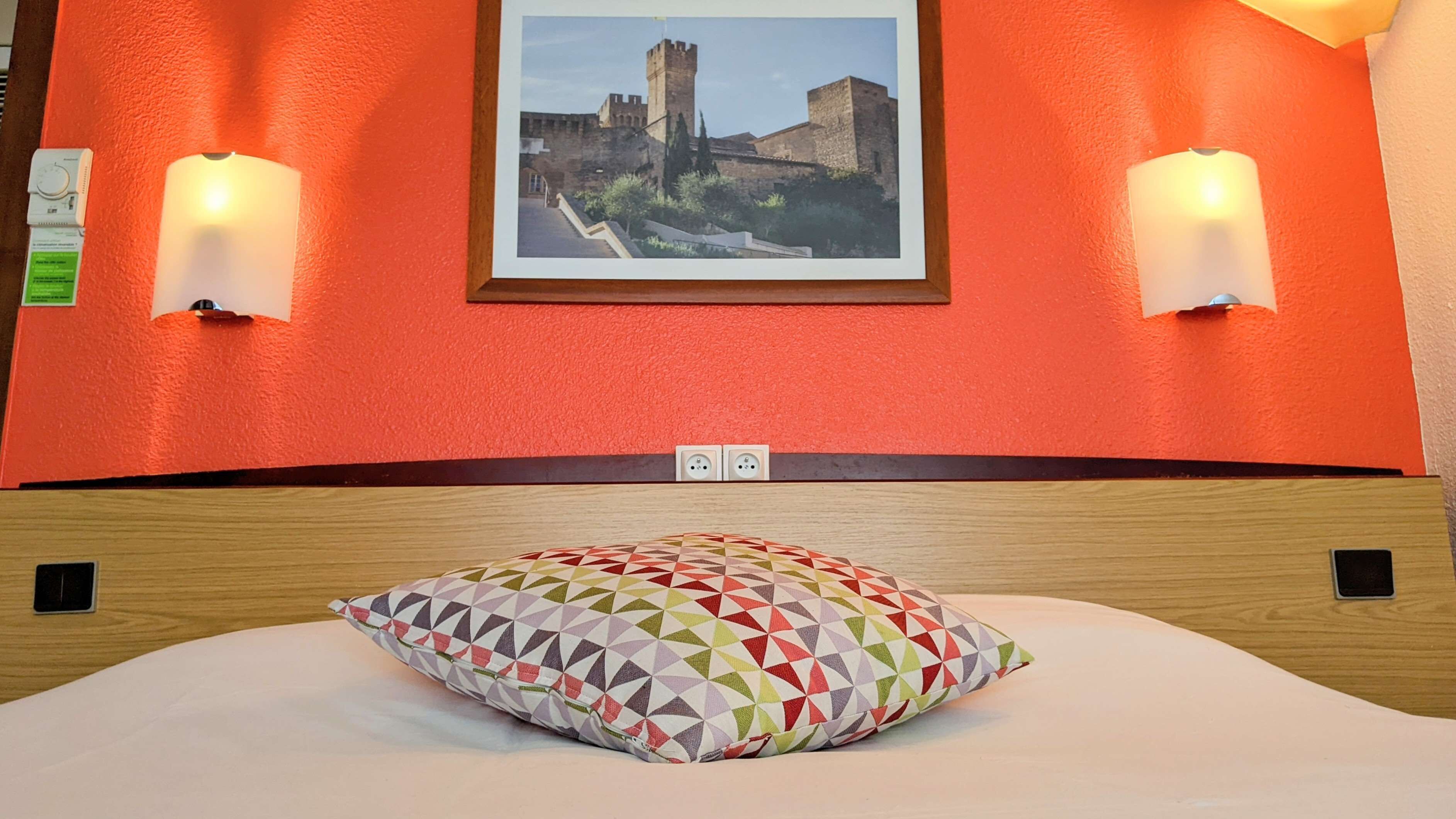 Hochwertige Bettwaren, individuell eingerichtet, Schreibtisch