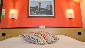 Premium bedding, individually furnished, desk, laptop workspace - Campanile Salon De Provence (Salon-de-Provence)