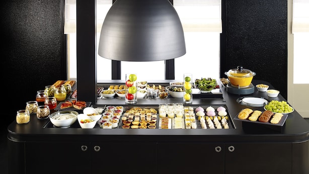 Ein Buffet mit verschiedenen Speisen und einer großen Lampe.