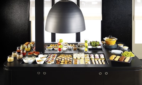 Buffet. Campanile Salon De Provence