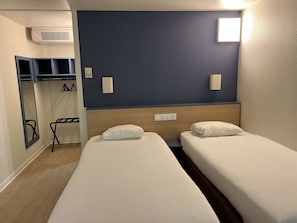 Standard Room, 2 Single Beds | Desk, laptop workspace, blackout curtains, free WiFi - Kyriad Direct Montpellier St Jean de Vedas – La Peyrière (Saint-Jean-de-Vedas)