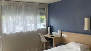 Quarto standard, 1 cama de solteiro | Escrivaninha, espaço de trabalho para notebook, cortinas blackout