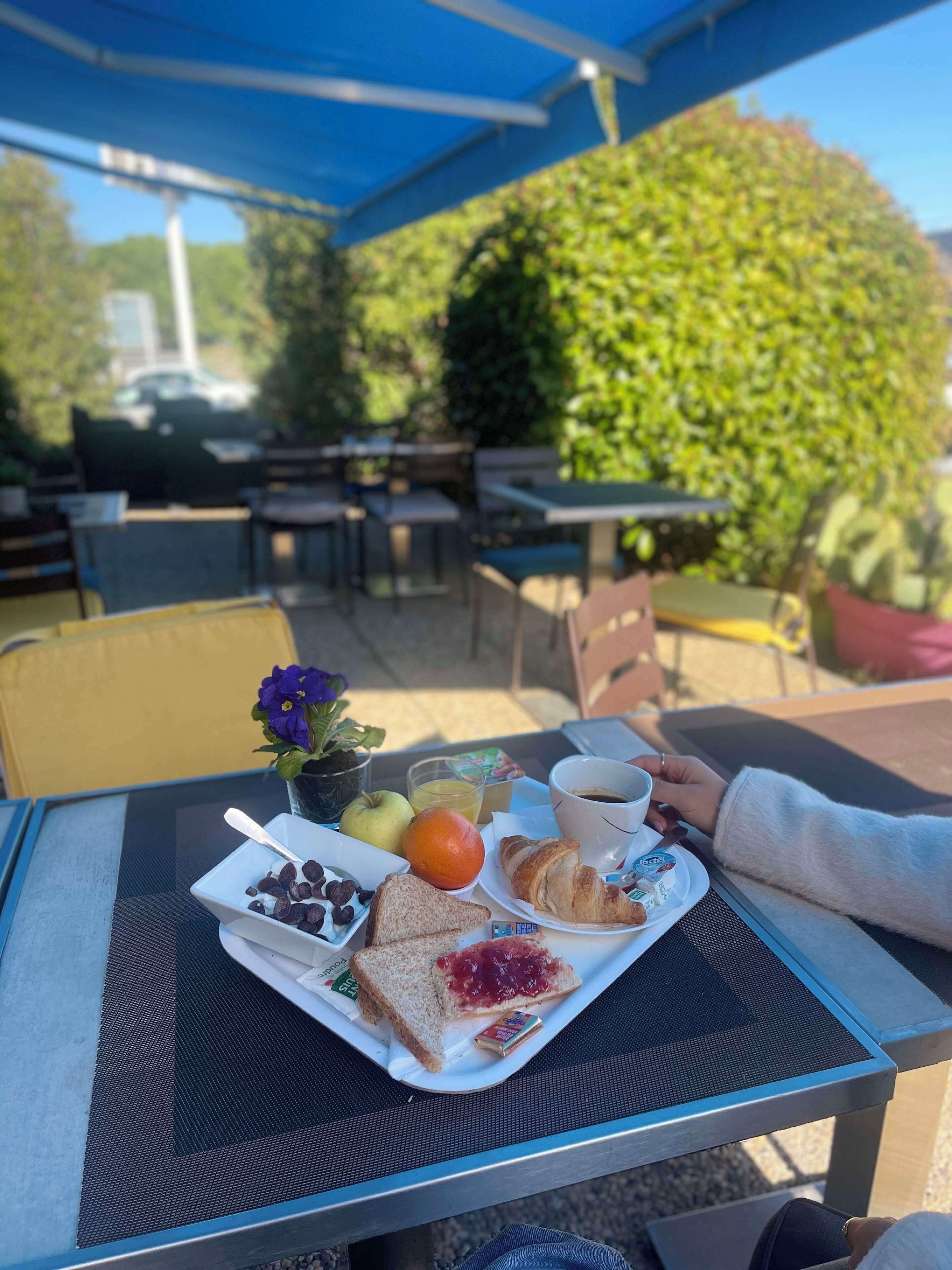 Ontbijtbuffet in het weekend (EUR 9.5 per persoon)