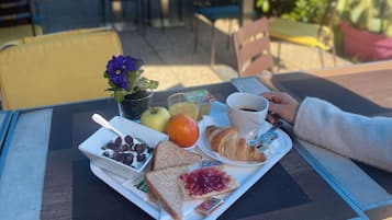 Café da manhã com buffet nos fins de semana (EUR 9.5 por pessoa)