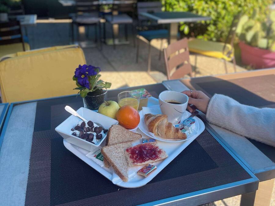 Dagelijks ontbijtbuffet (EUR 9.90 per persoon)