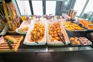 Daily to-go breakfast (EUR 10.9 per person)