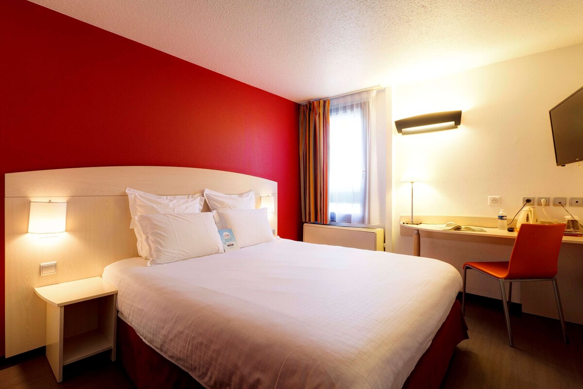 Standard Room, 1 Double Bed | Premium bedding, desk, laptop workspace, blackout drapes
