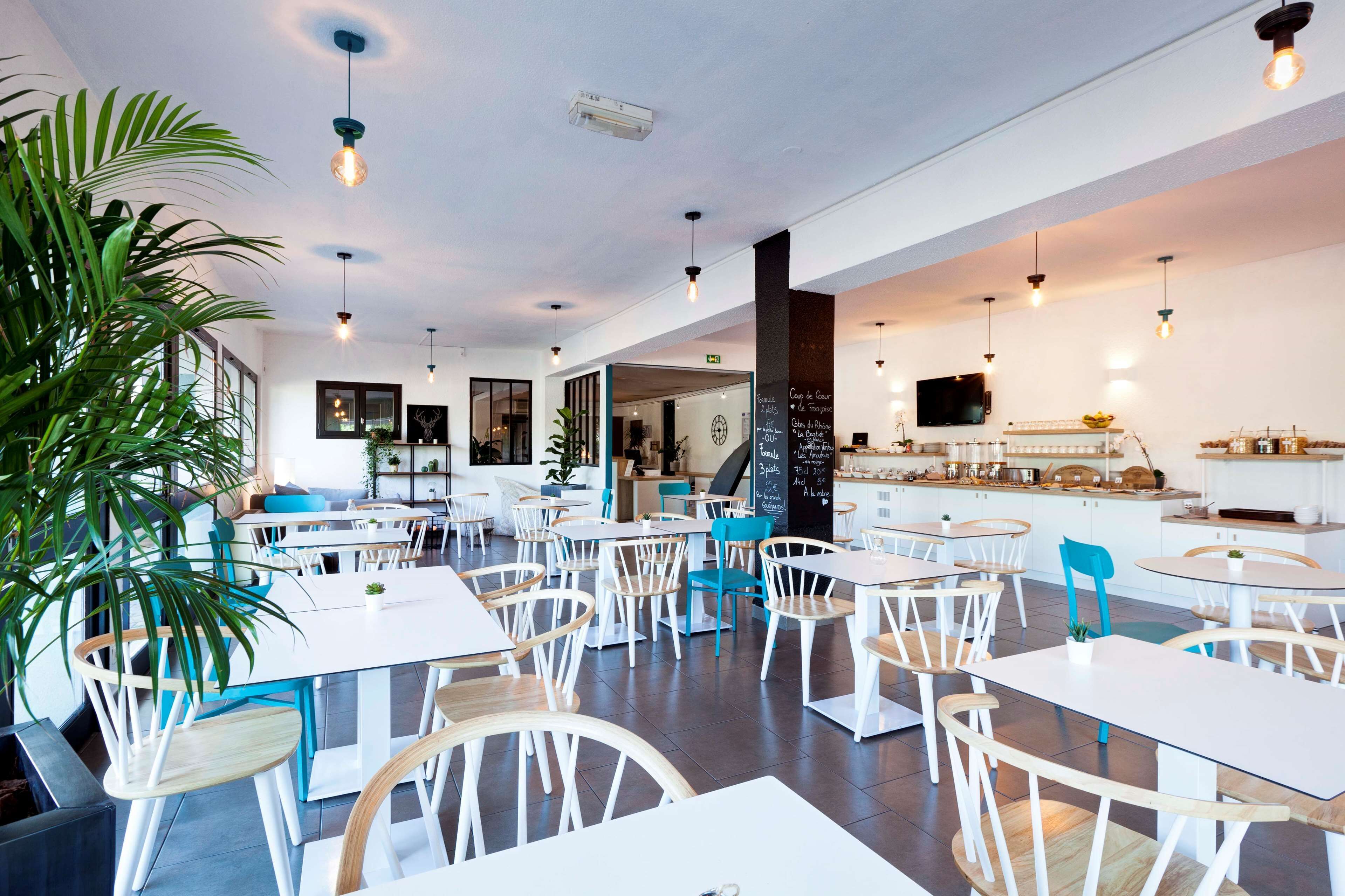 بوفيه فطور يوميًا بتكلفة قدرها (13.90 EUR للشخص)