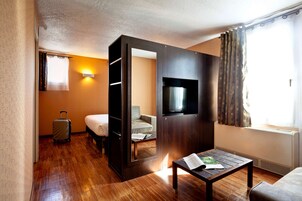 Ropa de cama de alta calidad, muebles diferentes y escritorio