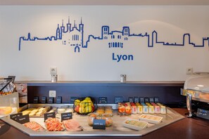 Tägliches Frühstücksbuffet (14 EUR pro Person)