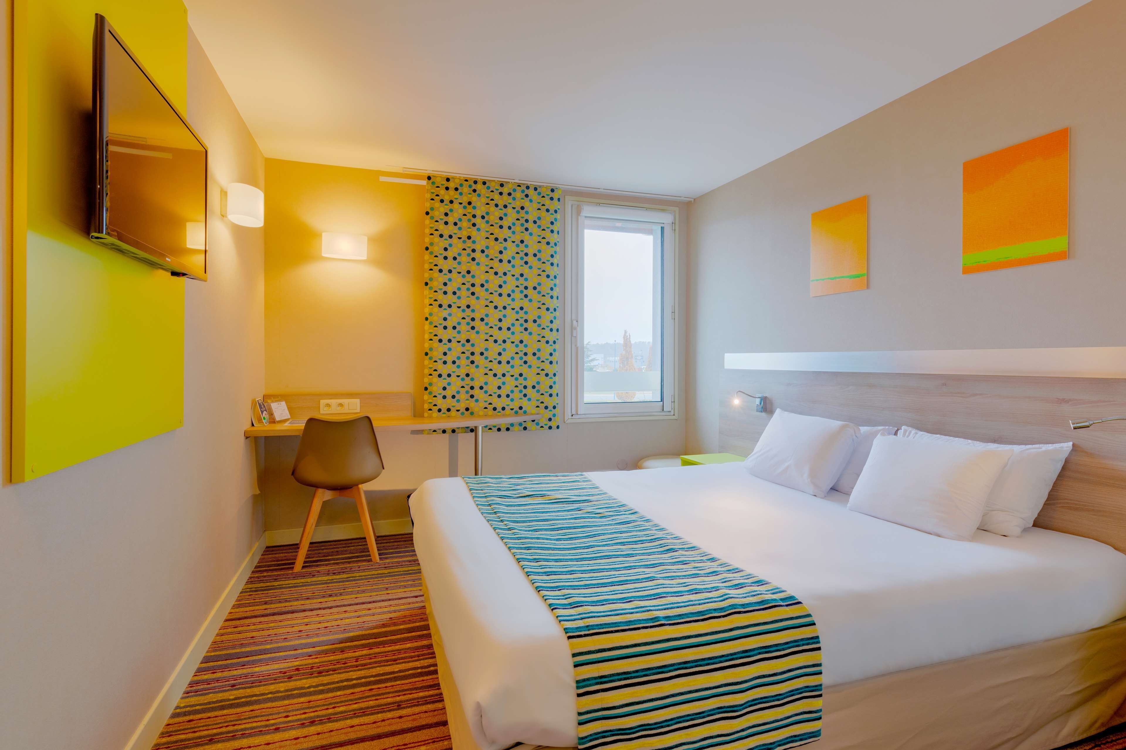 standard room, 1 double bed | in-room safe, desk, soundproofing, free wifi