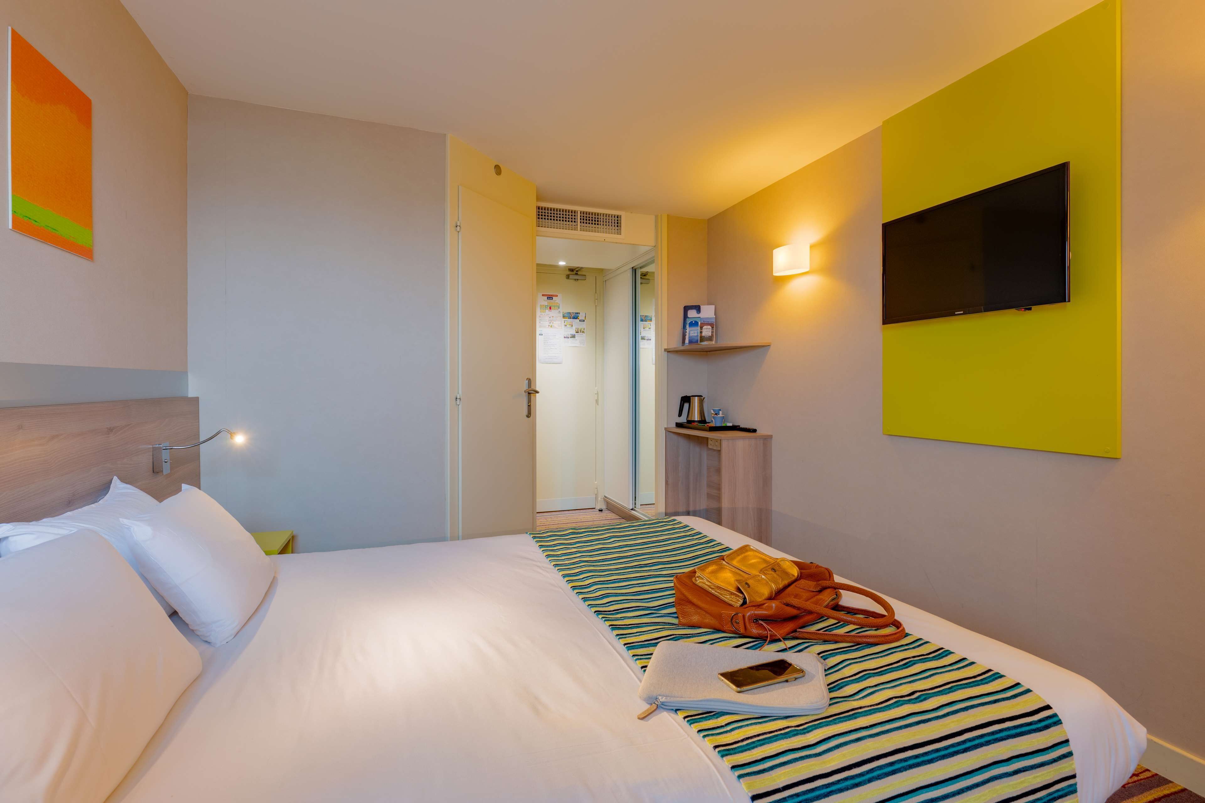 standard room, 1 double bed | in-room safe, desk, soundproofing, free wifi