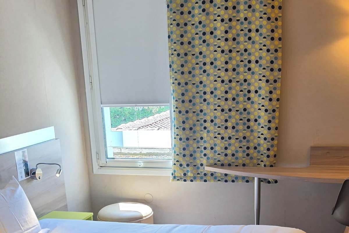 Standard Room, 1 Double Bed | In-room safe, desk, soundproofing, free WiFi