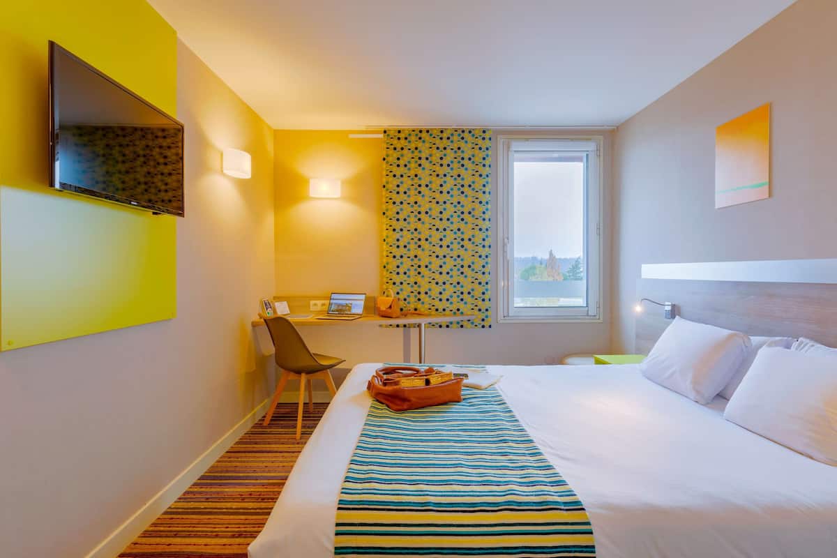 Standard Room, 1 Katil Kelamin (Double) | Peti besi dalam bilik, meja, kalis bunyi, Wi-fi percuma