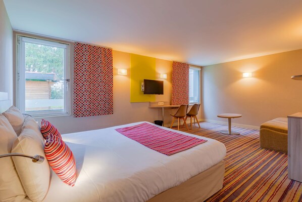 Habitación superior, 2 camas matrimoniales | Caja de seguridad en la habitación, escritorio y insonorización 