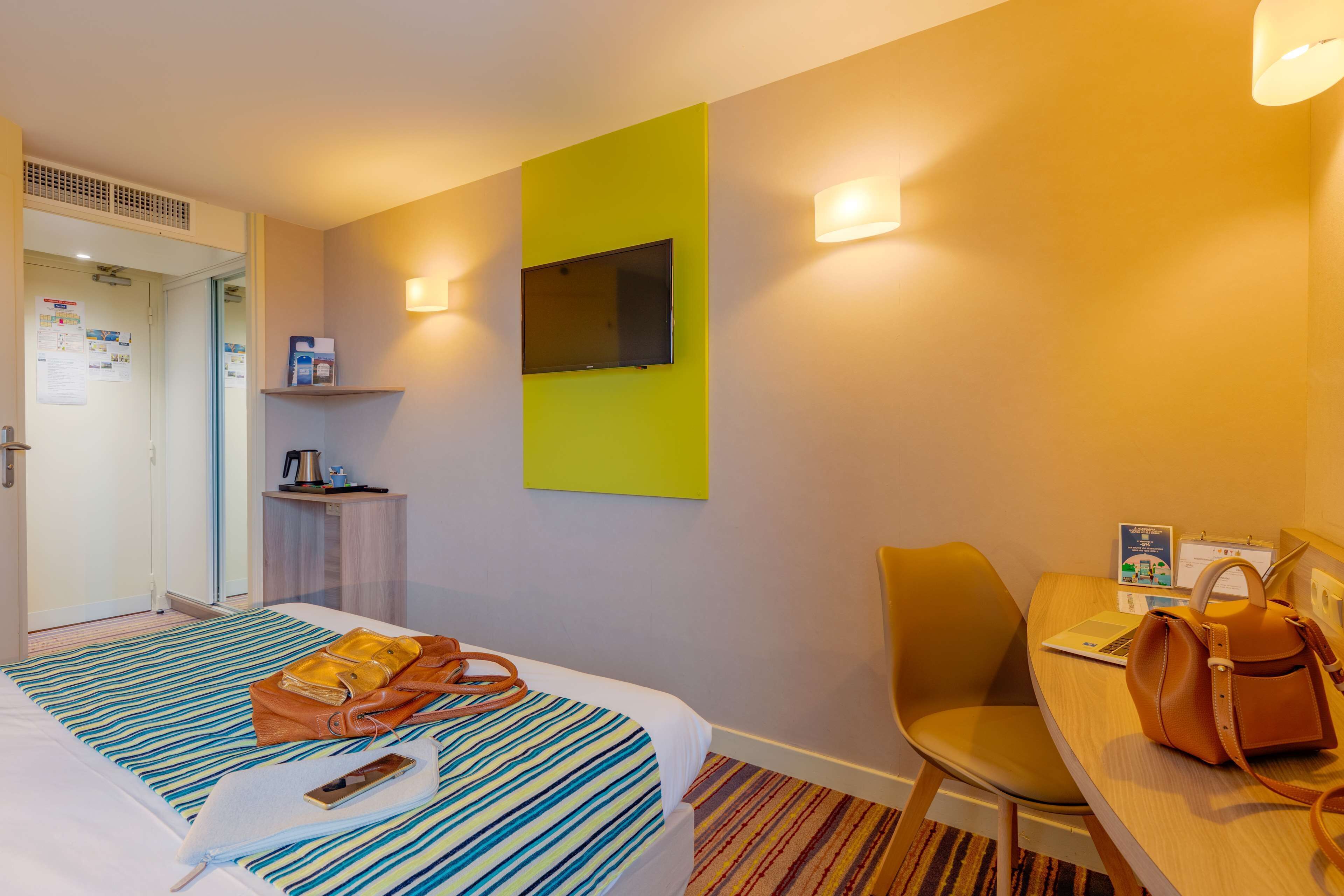 standard room, 1 double bed | in-room safe, desk, soundproofing, free wifi