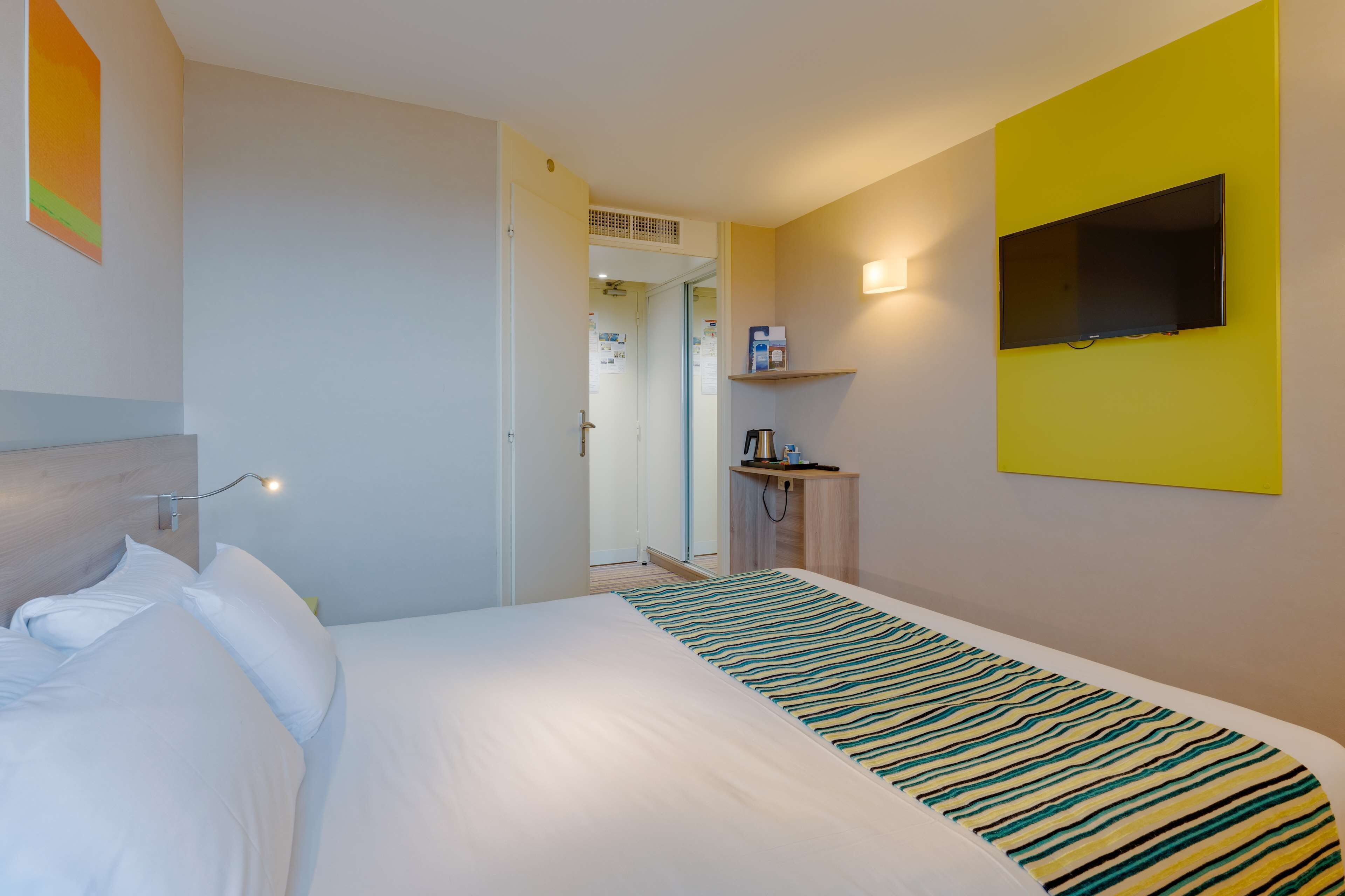 standard room, 1 double bed | in-room safe, desk, soundproofing, free wifi