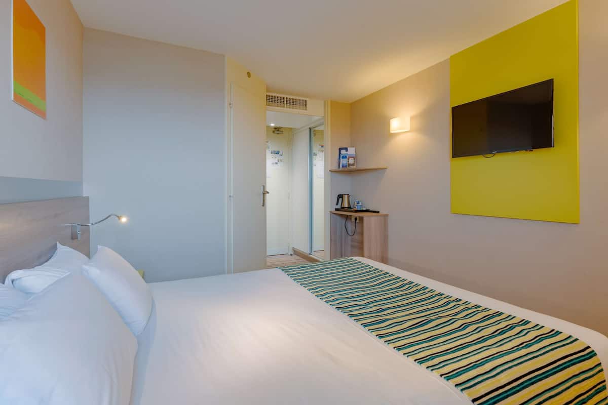 standard room, 1 double bed | in-room safe, desk, soundproofing, free wifi
